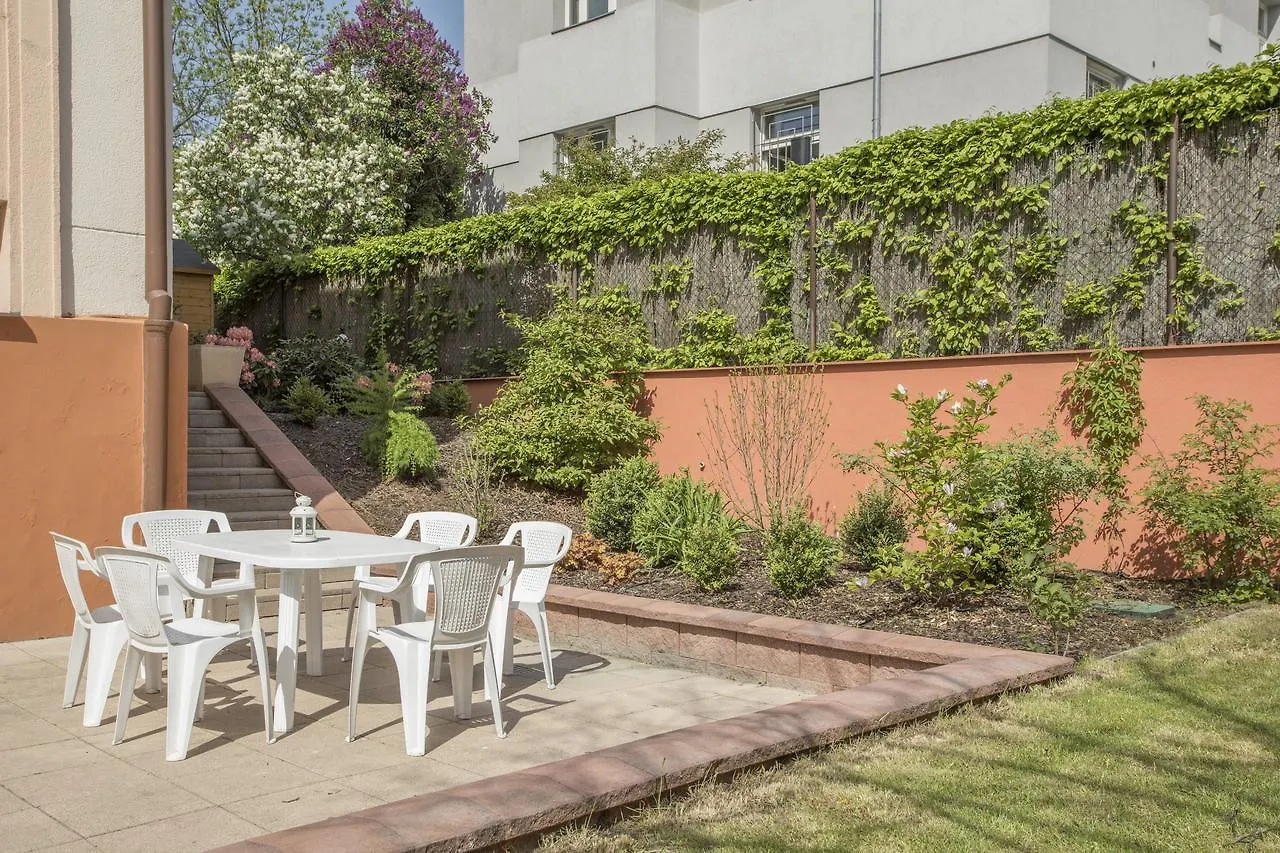 דירות פראג Garden Grape House